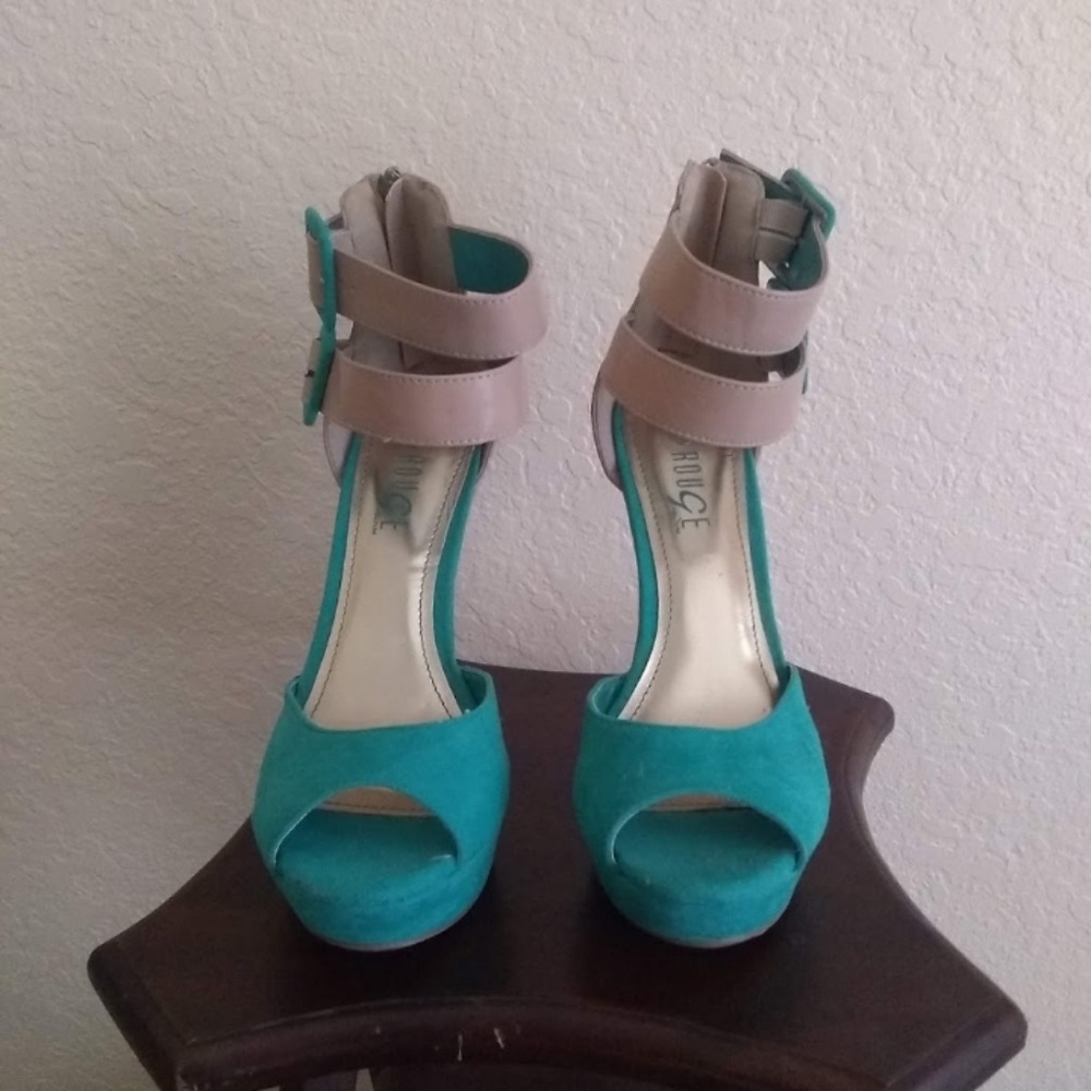 Rougue Helium heels that are sea foam green